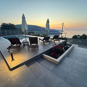 Villa Athina, Angon